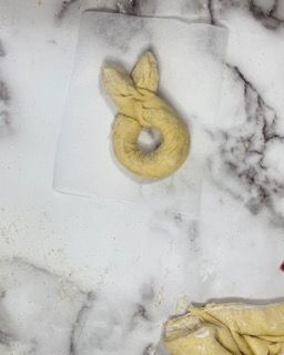 Primo piano di una ciambella su una superficie di marmo.