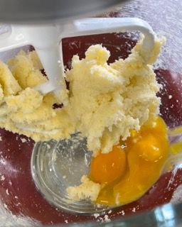 Le uova vengono aggiunte a una pastella in un mixer