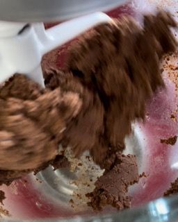 Primo piano di una persona che mescola il cioccolato in un mixer.
