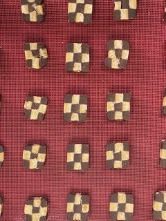 Un primo piano di un gruppo di quadrati su una superficie rossa.