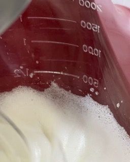 Un primo piano di un misurino con il numero 200 sopra