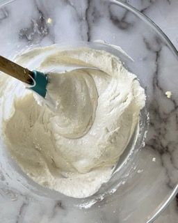Una ciotola di glassa con una spatola dentro