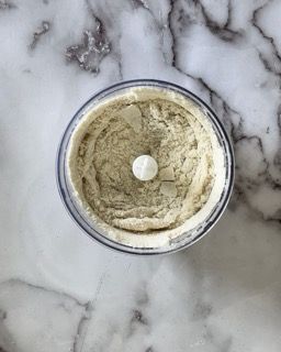 Una ciotola di polvere è appoggiata su una superficie di marmo.
