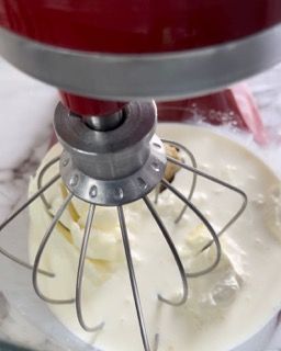 Un primo piano di un mixer con panna montata dentro