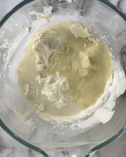 Primo piano di un frullatore pieno di un liquido giallo.