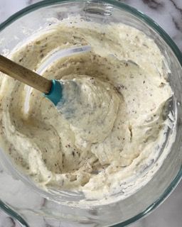 Una ciotola di gelato con un cucchiaino dentro.
