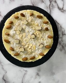 Una pizza con mandorle e zucchero a velo sopra
