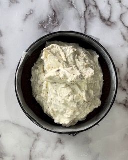 Una ciotola di gelato è appoggiata su una superficie di marmo.