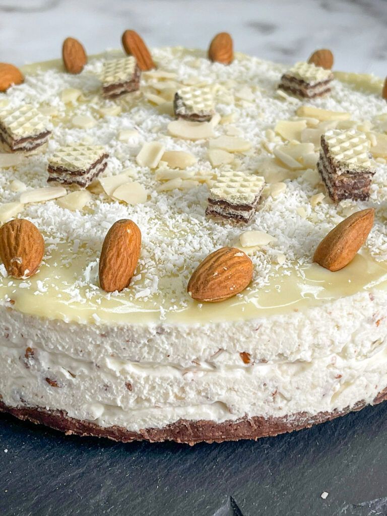 Un primo piano di una torta con le mandorle sopra su un tavolo.