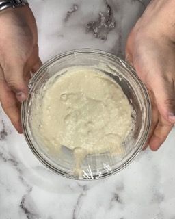 Una persona tiene in mano una ciotola di cibo.