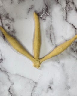 Primo piano di una stella marina su una superficie di marmo.