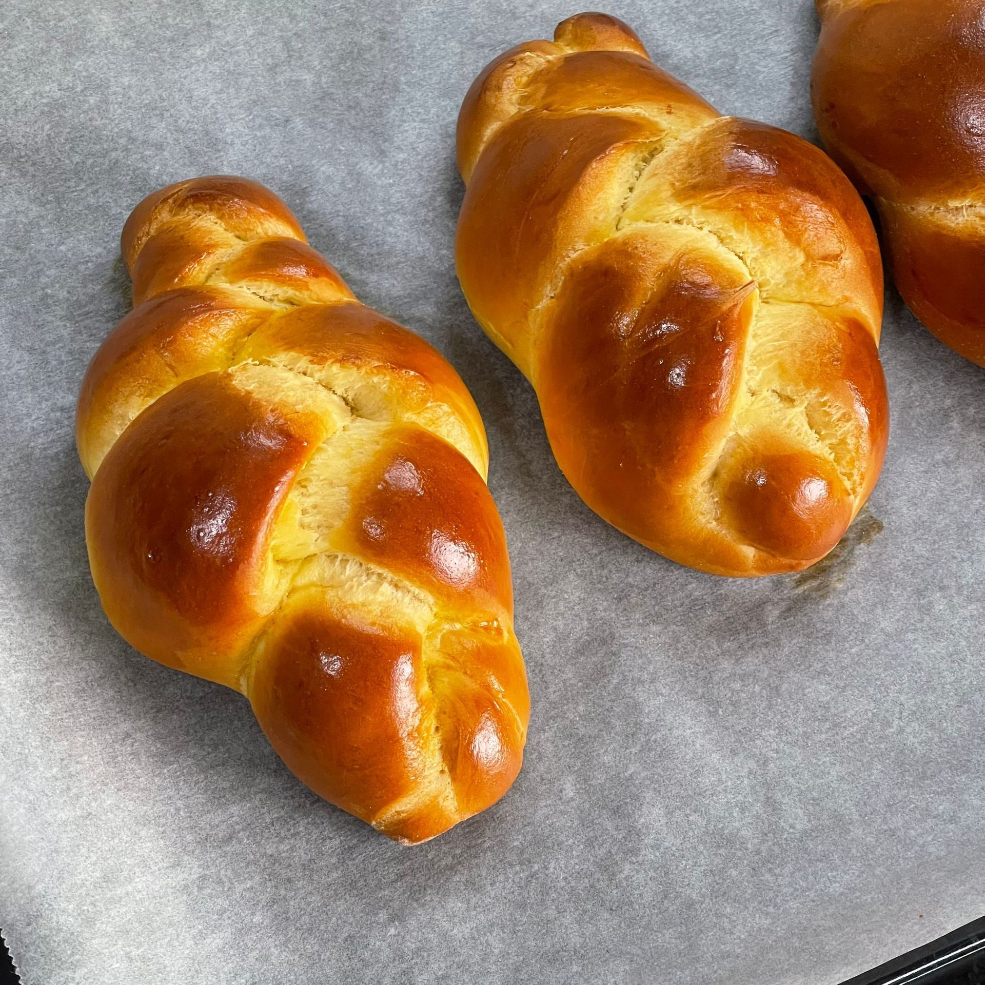 Due pagnotte di pane sono appoggiate su un pezzo di carta oleata