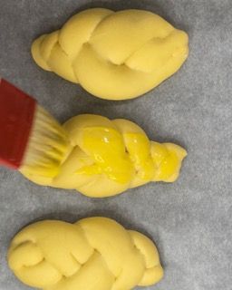 Una persona sta spalmando del burro su un mucchio di pasta