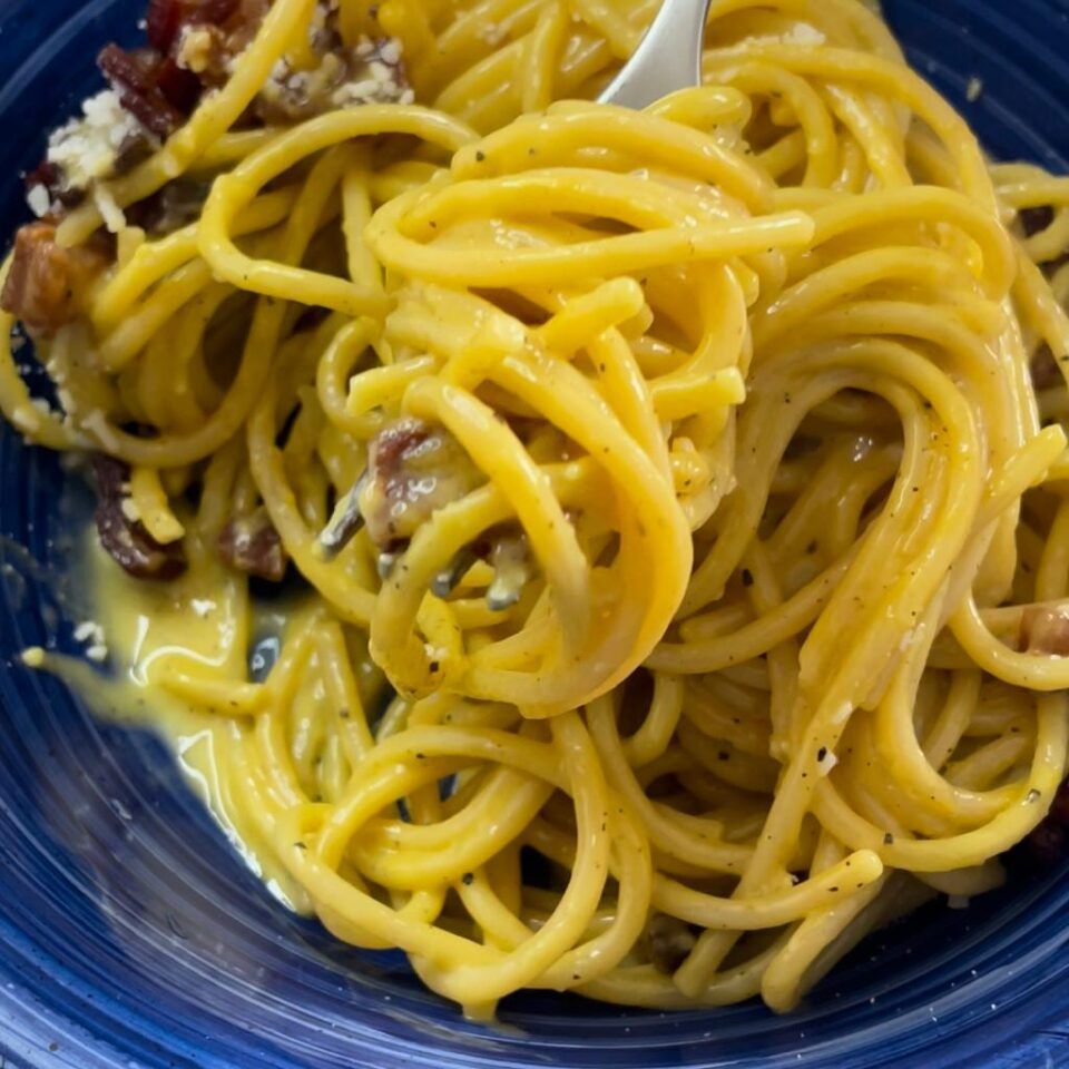 Una ciotola di spaghetti con un cucchiaio dentro