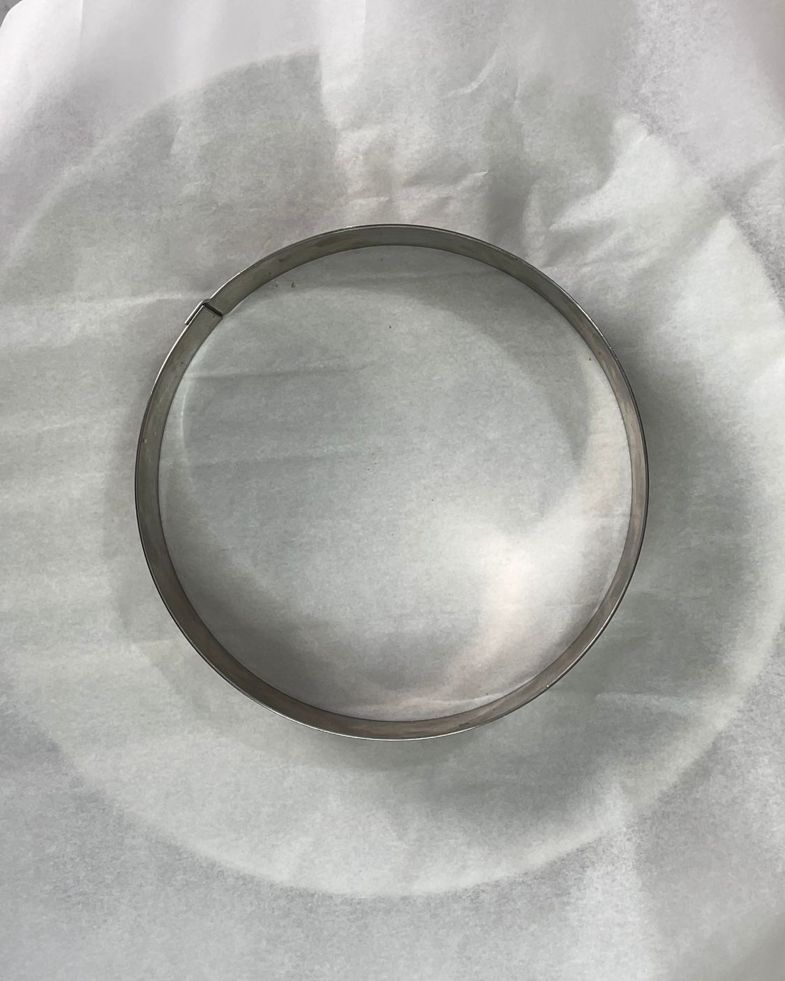 Un anello di metallo è appoggiato su un pezzo di carta.