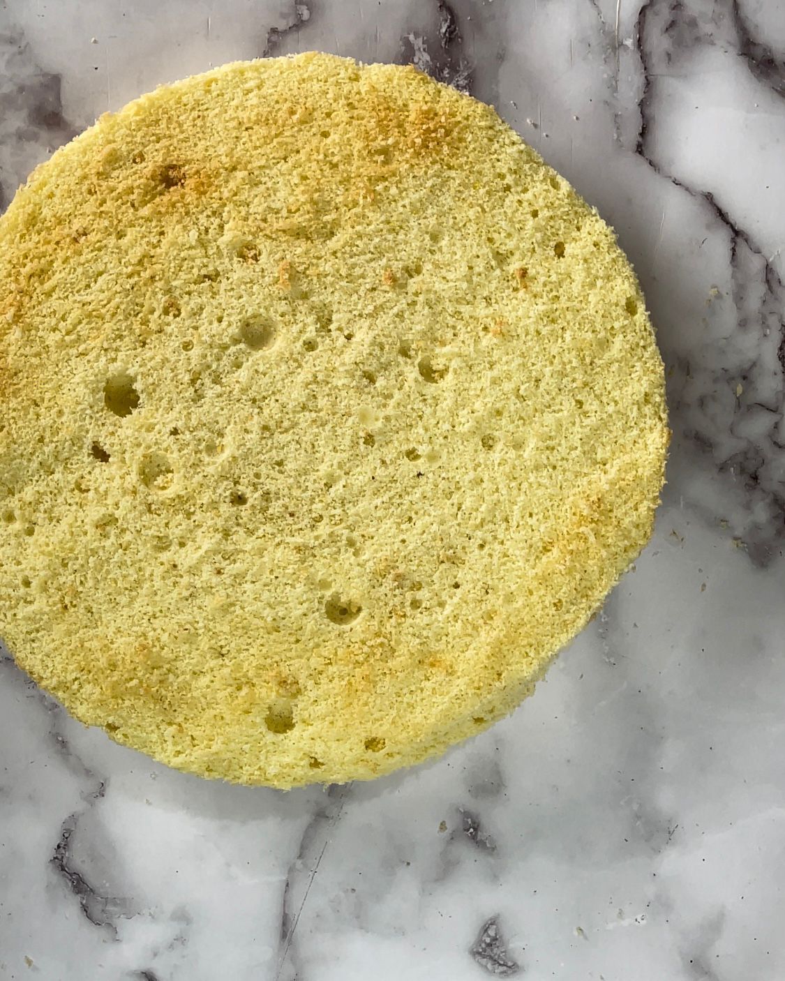 Primo piano di un pezzo di pane su una superficie di marmo.