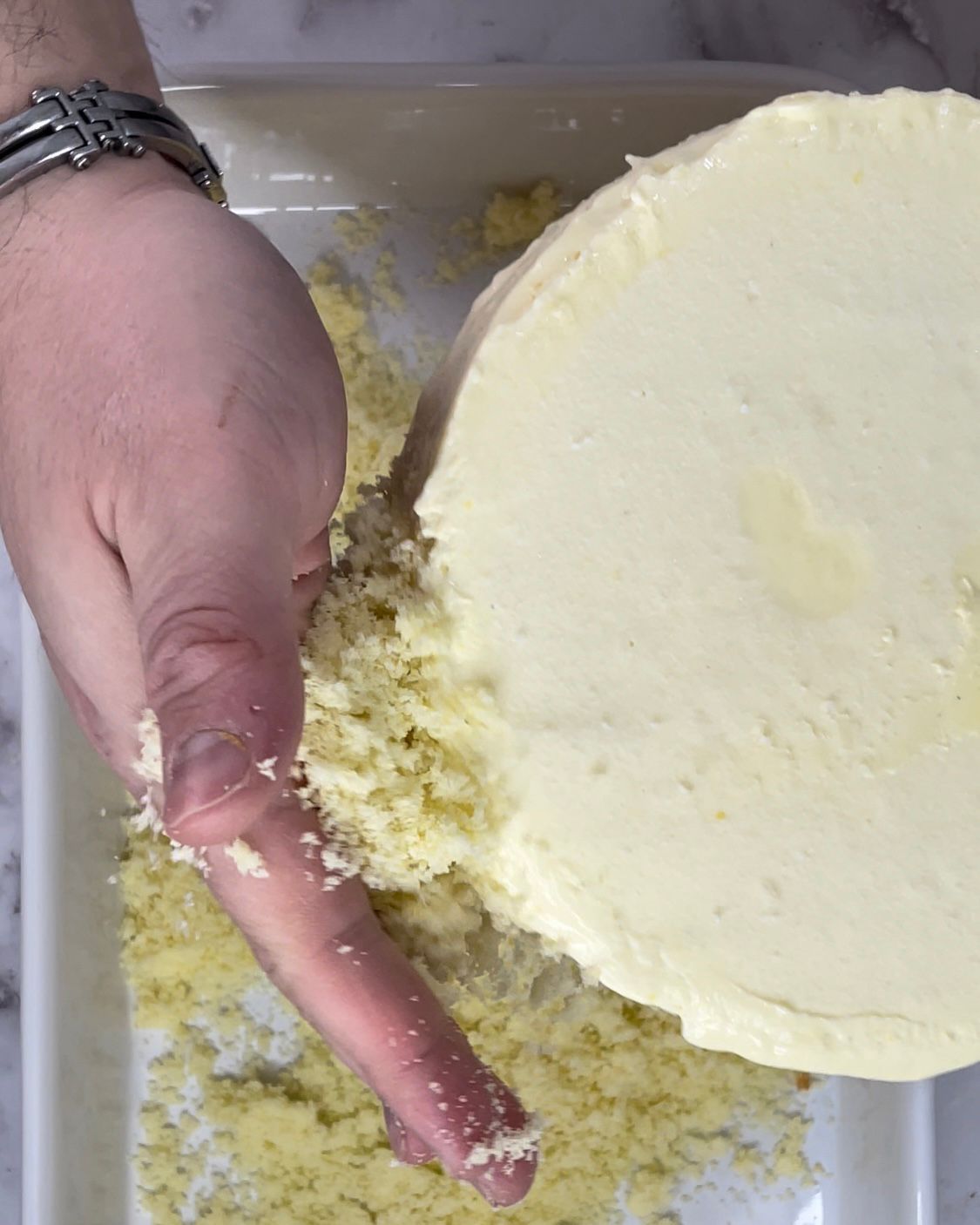 Una persona tiene in mano un pezzo di torta.