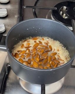 Una pentola di cibo sta cuocendo sul fornello