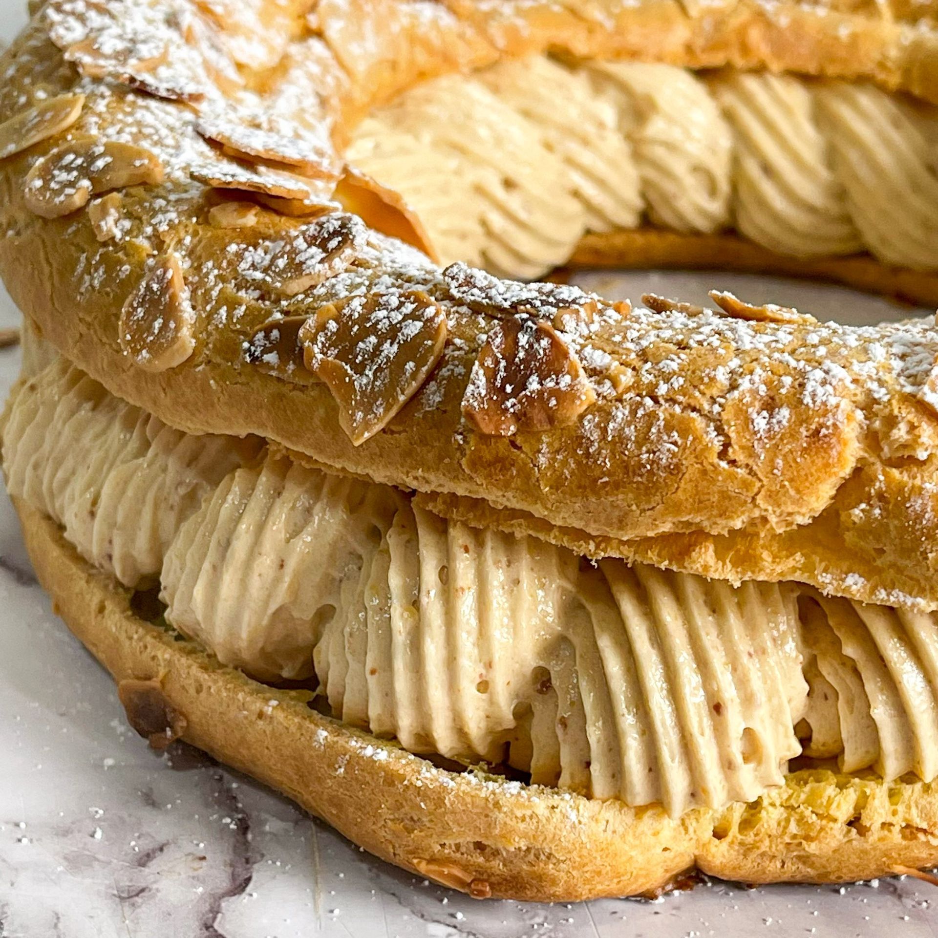 Un primo piano di un dolce con zucchero a velo sopra, su un tavolo.