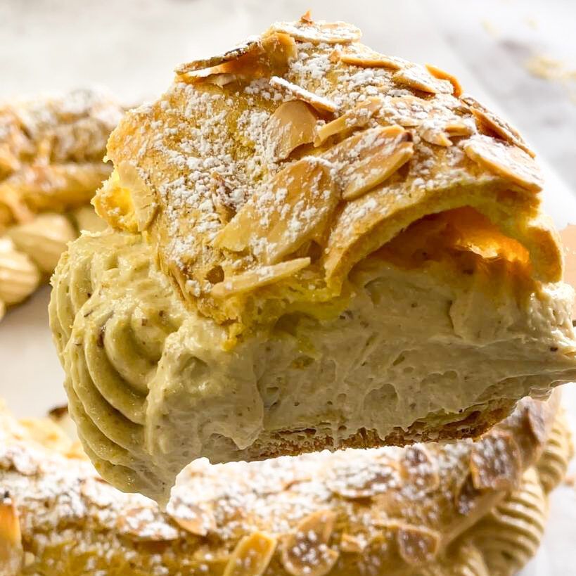 Un primo piano di un dolce con zucchero a velo sopra, su un piatto.