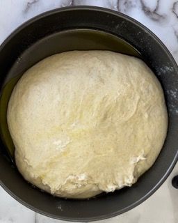 Una padella piena di pasta è appoggiata su un tavolo.