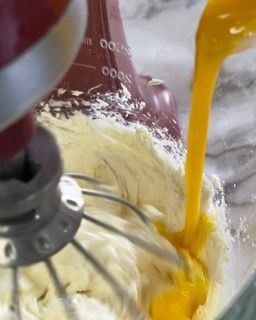 Il liquido giallo viene versato da un mixer in una ciotola