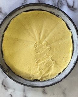 Un primo piano di una torta in una teglia su un tavolo.