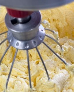 Un primo piano di un mixer con panna montata dentro