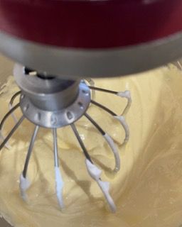 Un primo piano di un mixer con panna montata dentro