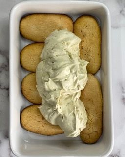 Una teglia bianca piena di biscotti e glassa.