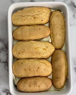 Una teglia piena di biscotti e gelato su un tavolo.