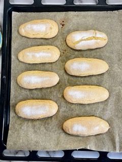 Un mucchio di pane è appoggiato su una teglia da forno.