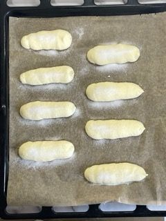 Un vassoio di pasta è appoggiato su un pezzo di carta oleata