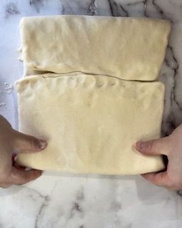Una persona tiene in mano un pezzo di pasta.
