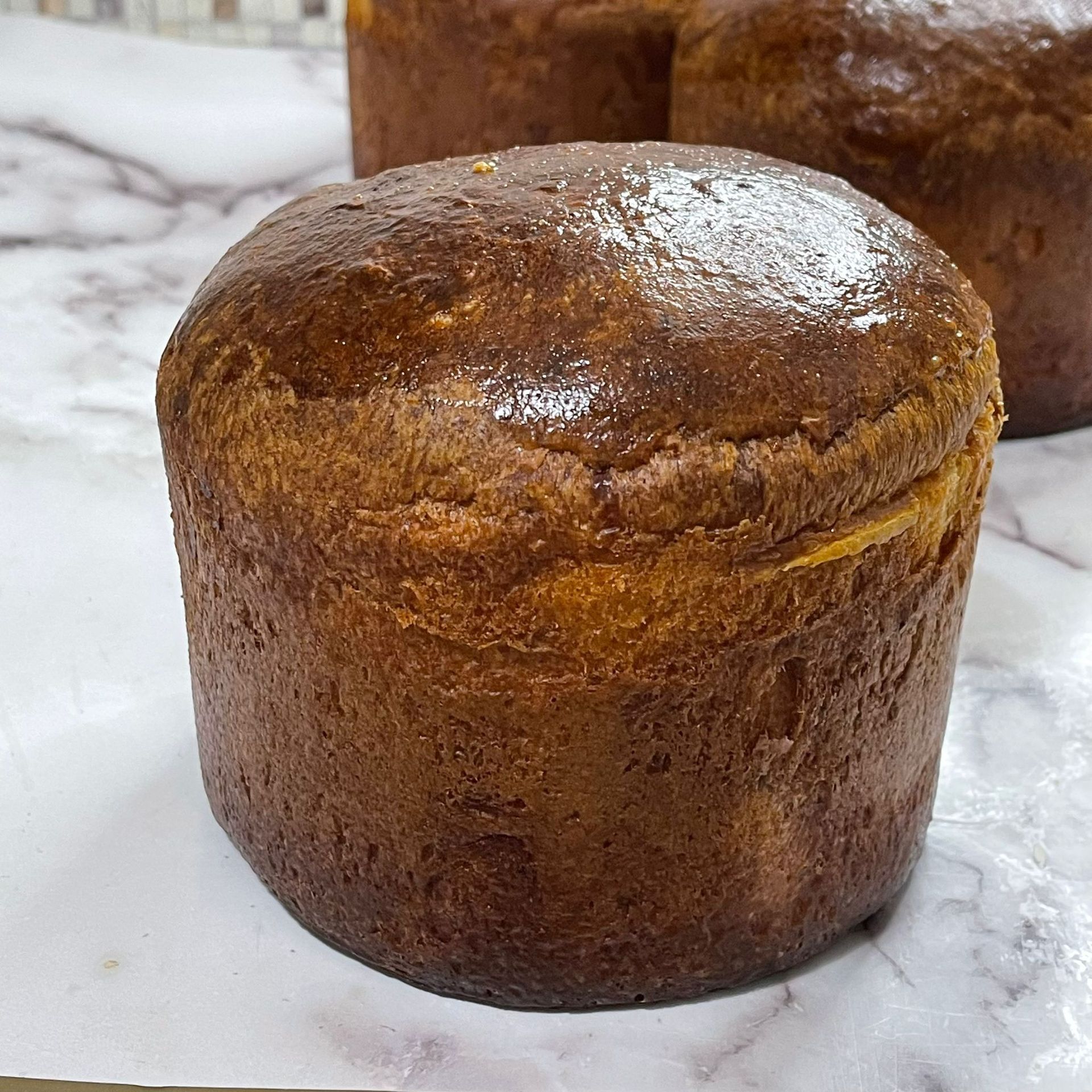 Un primo piano di una pagnotta di pane su un tavolo.