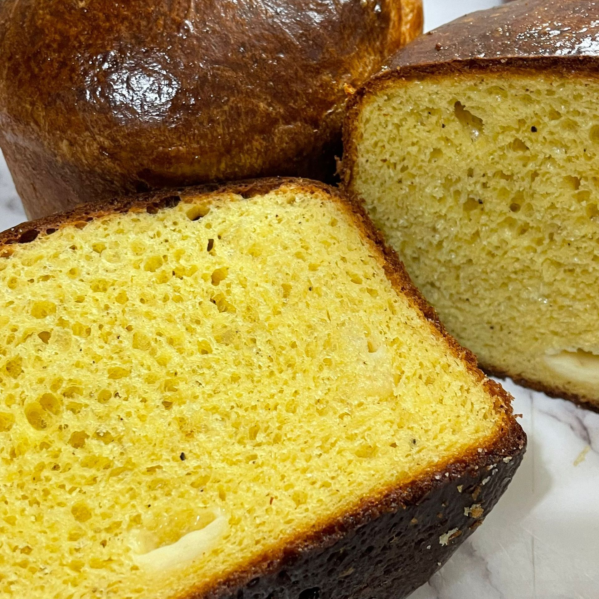 Una pagnotta di pane con una fetta tagliata via