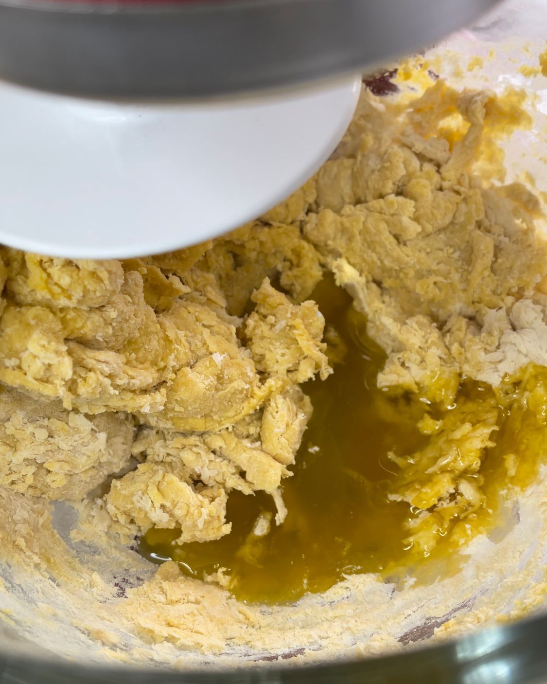 Primo piano di un mixer che mescola un impasto in una ciotola.