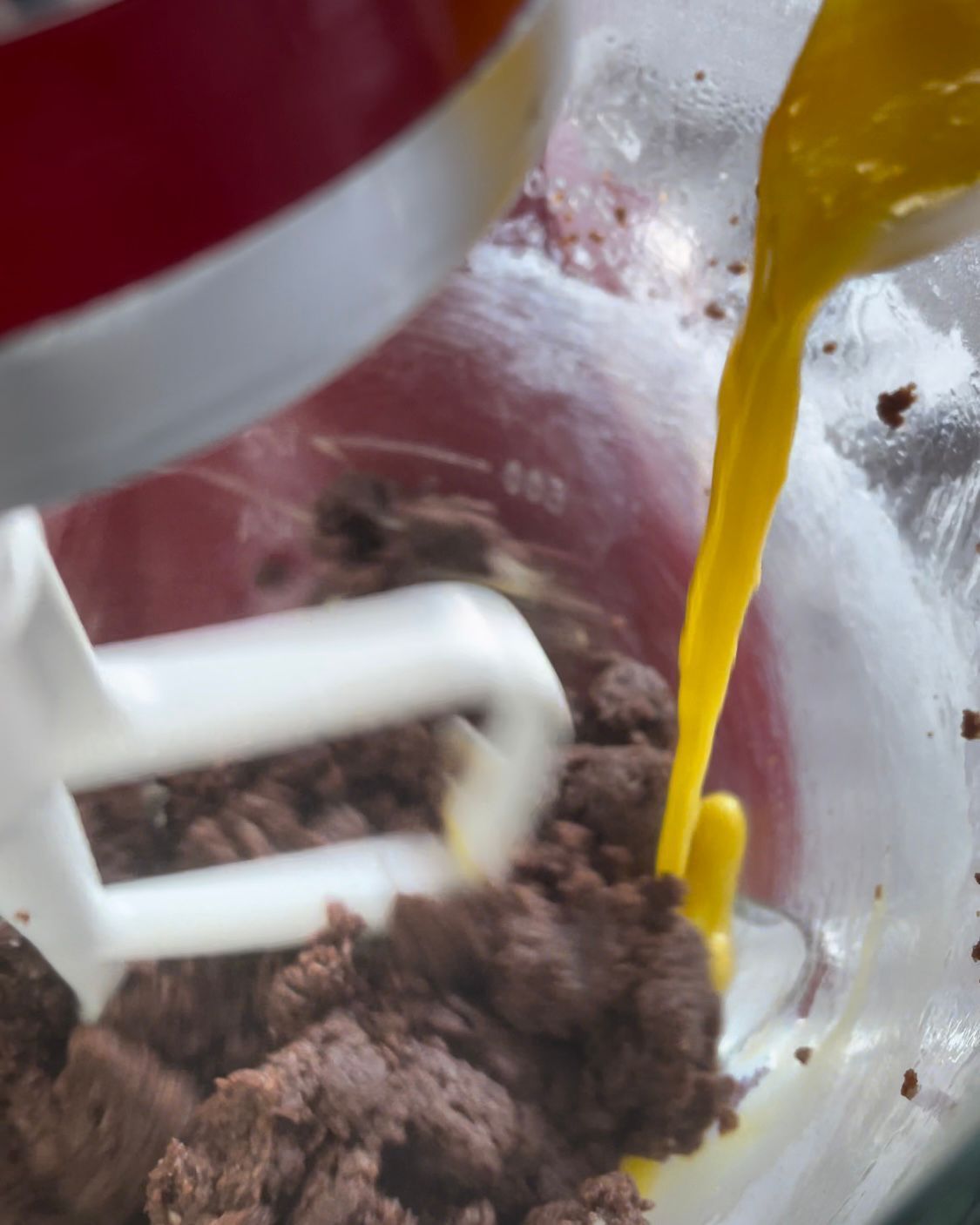 Un liquido giallo viene versato in un frullatore
