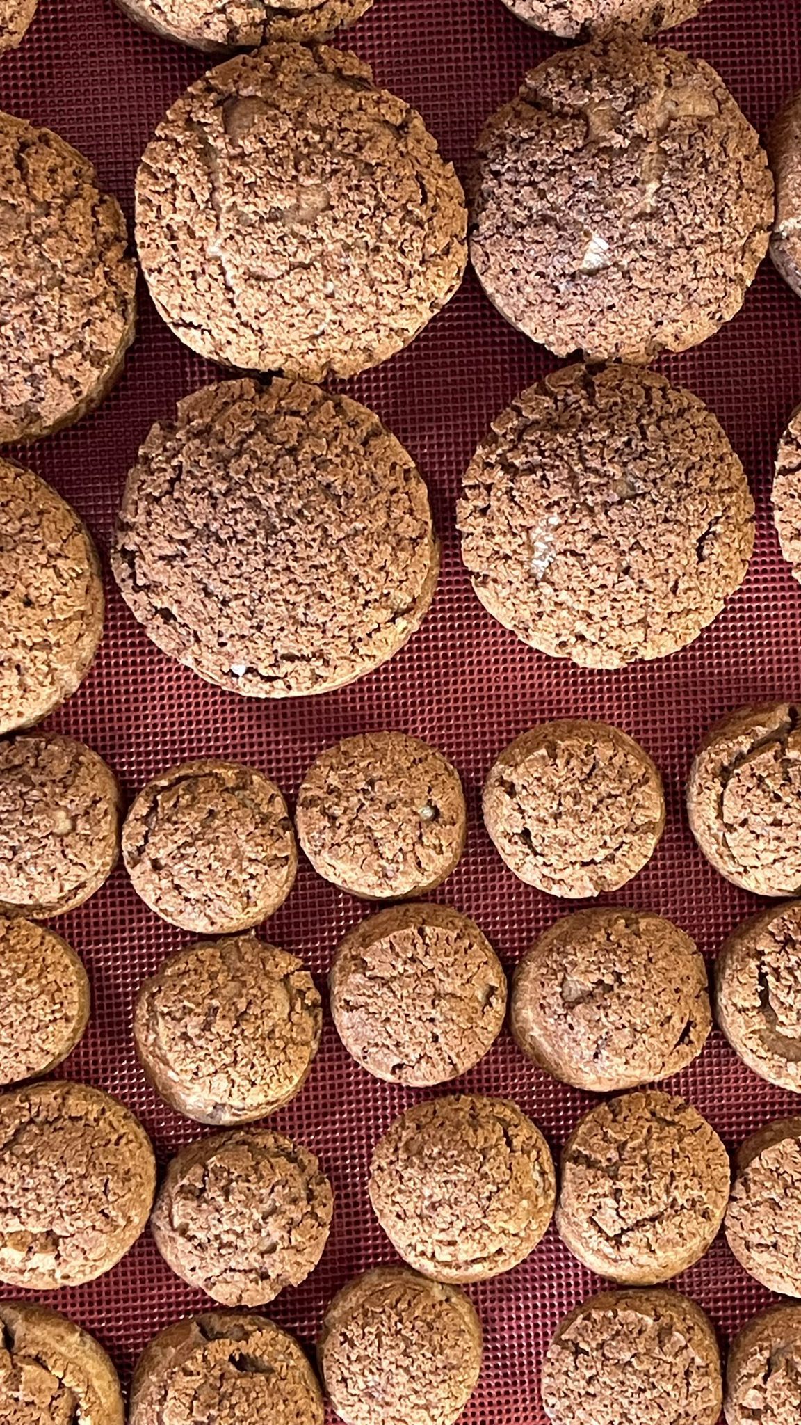 Un mucchio di biscotti sono appoggiati uno sopra l'altro su un tavolo.