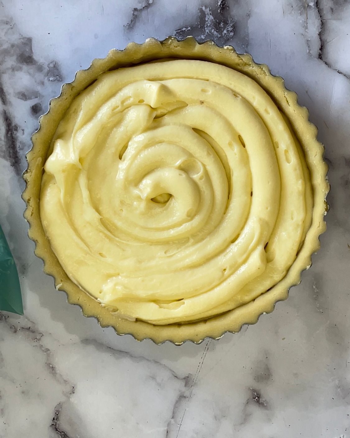 Un cupcake con un vortice di glassa sopra