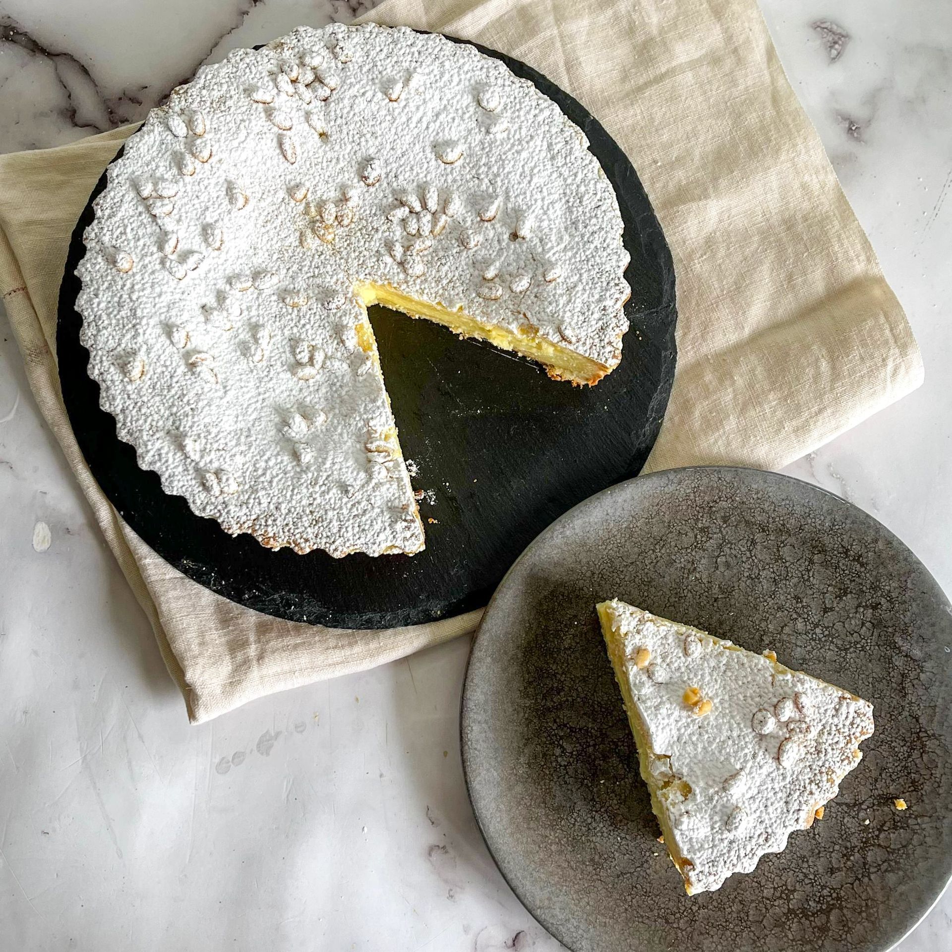 Una torta con una fetta tolta e una fetta su un piatto.