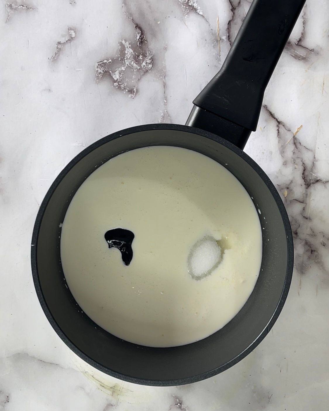 Una pentola di zuppa con un buco a forma di cuore