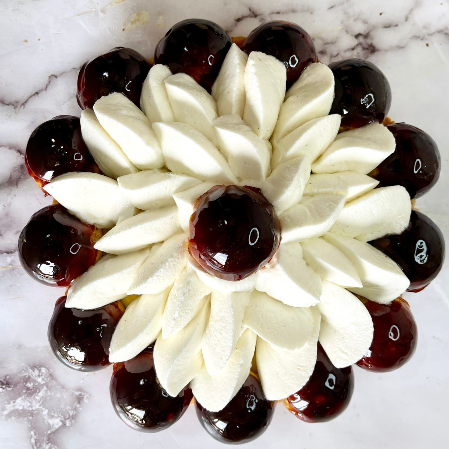 Un primo piano di un dessert con un disegno floreale sopra