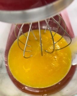 Un primo piano di un mixer pieno di liquido giallo