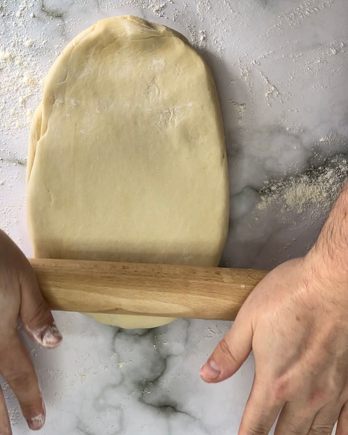 stesura dell'impasto per i croissant francesi