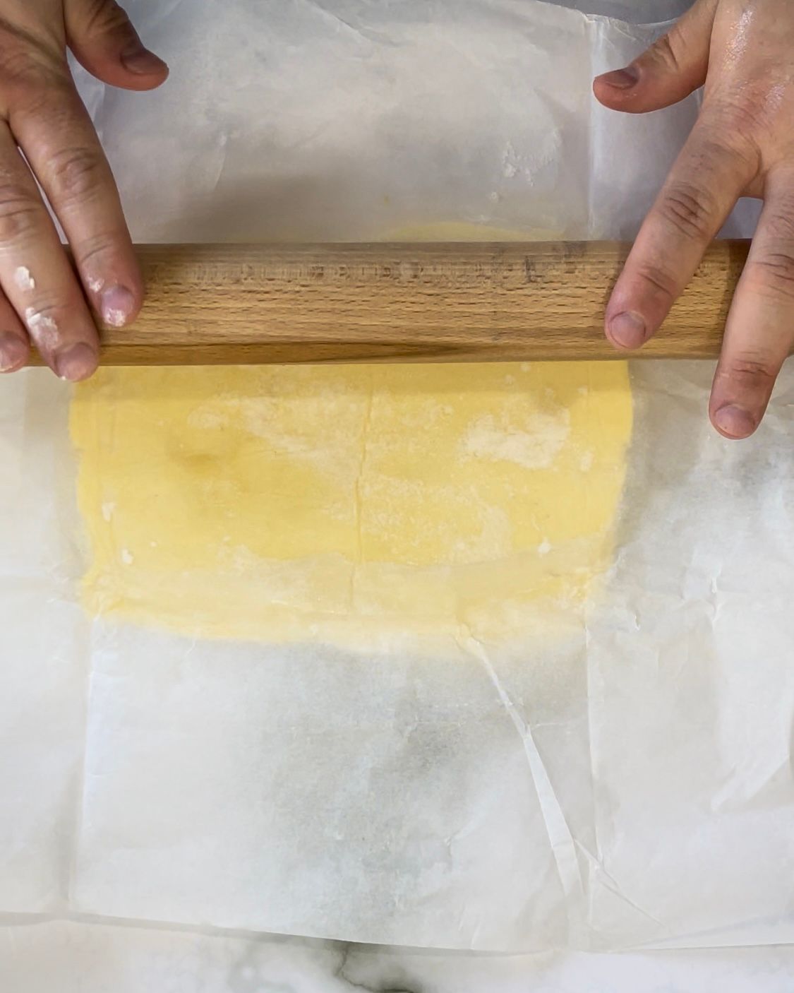 stesura del burro da sfogliatura per i croissant francesi