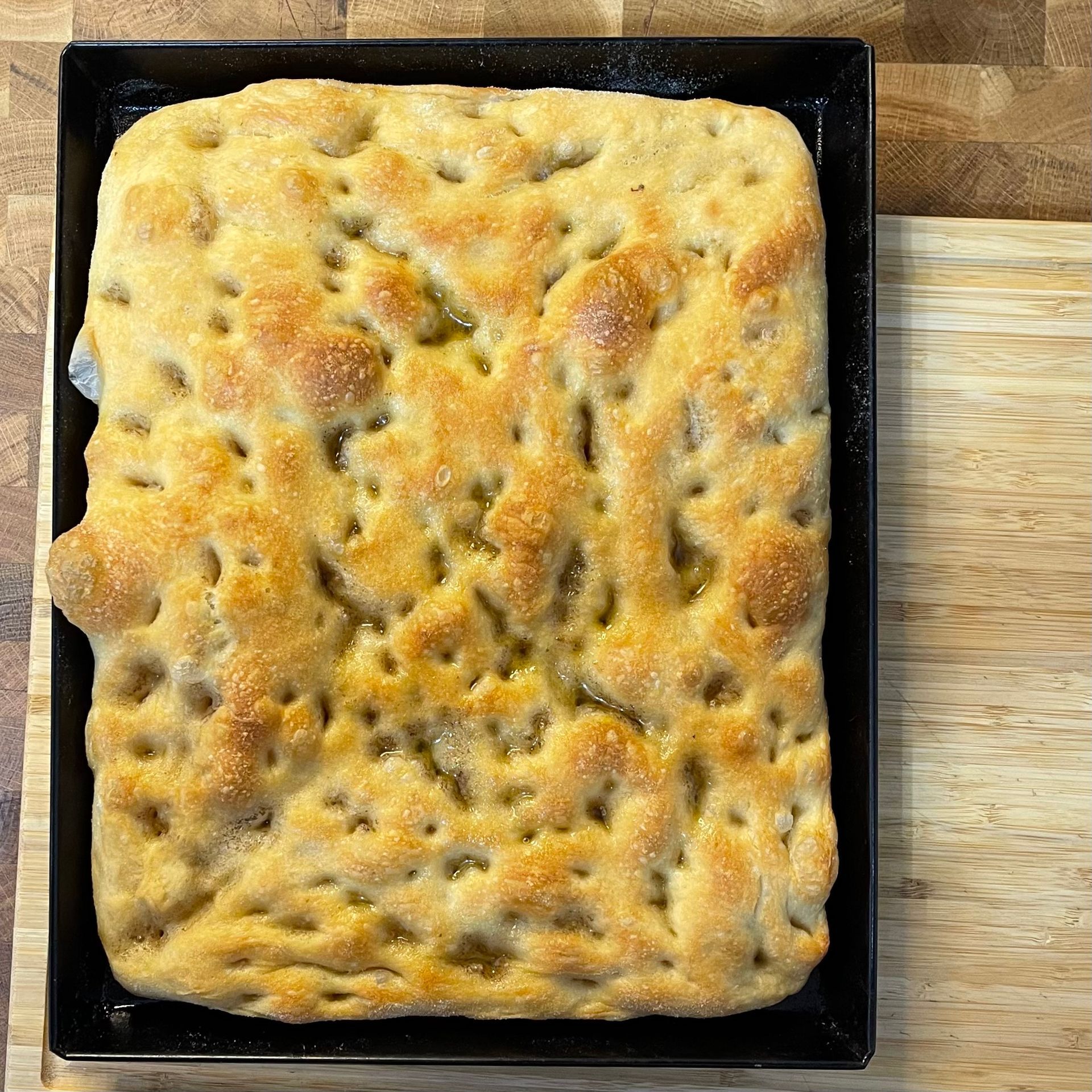 Focaccia alta e soffice appena sfornata, ben dorata