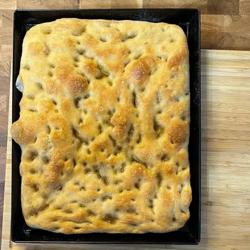 Focaccia  fatta in casa appena sfornata, intera in una teglia rettangolare 