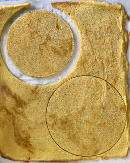 Un pezzo di pane giallo con due cerchi tagliati fuori.