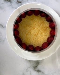 Una ciotola di cibo con dentro delle fragole su un tavolo